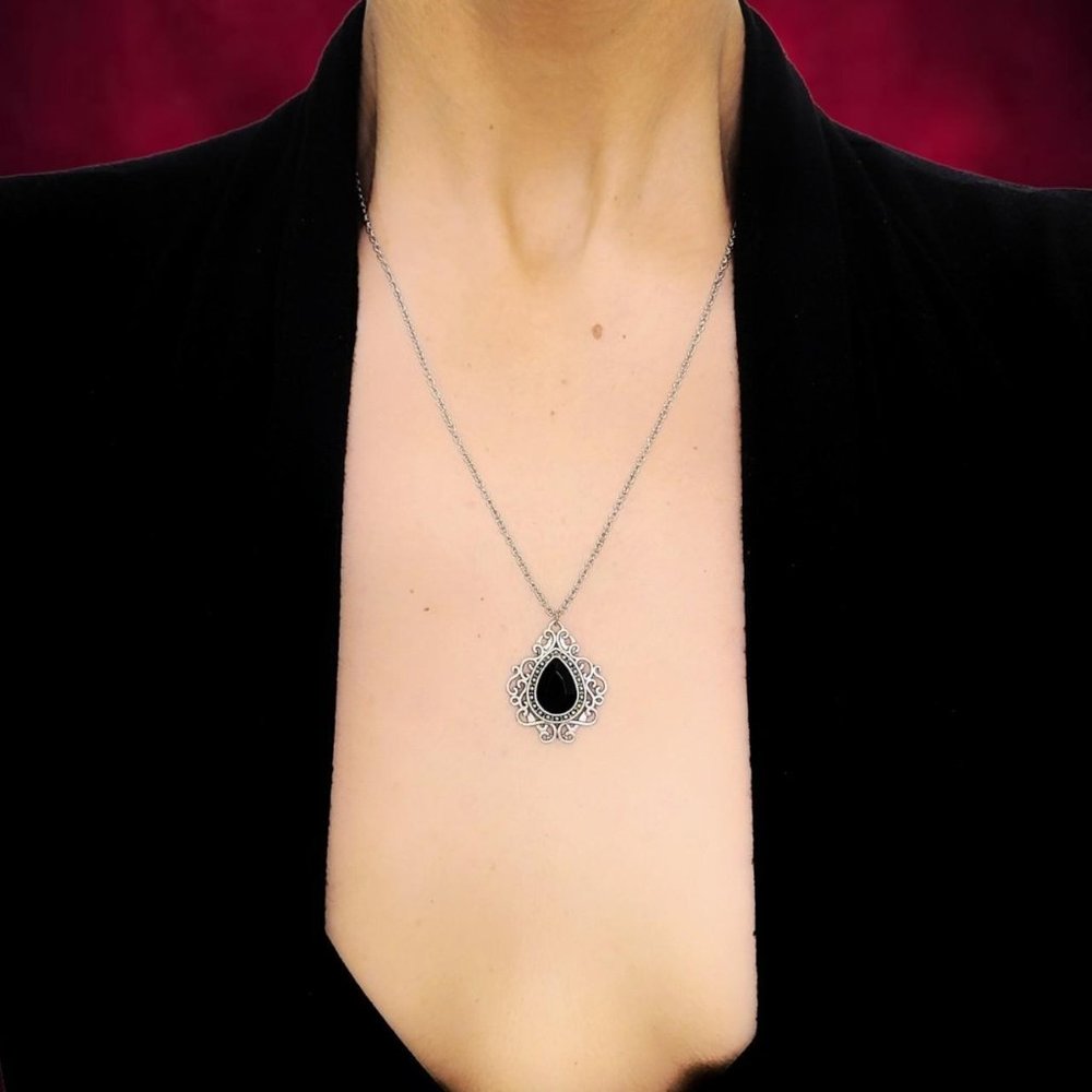 18" Amelia Black Pendant Necklace
